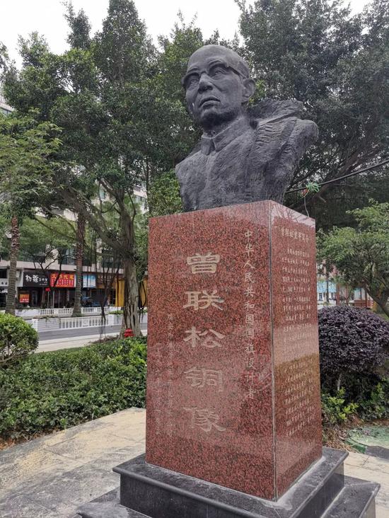 5月22日,瑞安曾联松广场上的曾联松雕像。王俊禄 摄
