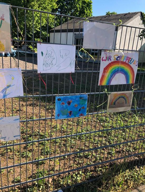 幼儿园门口贴出的儿童画。