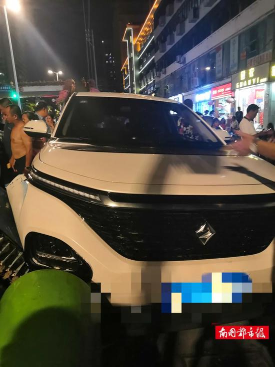 北青网综合|海南一轿车撞伤多人 一女子被卡车底路人齐力抬车