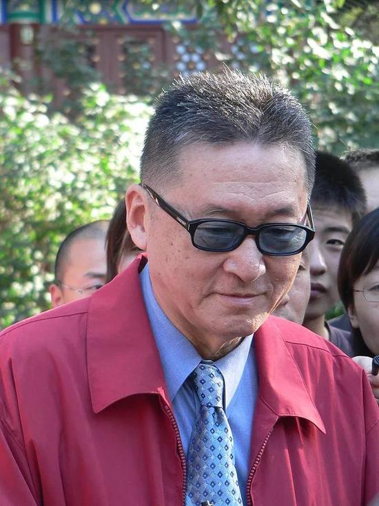 李敖的微博:83岁作家李敖去世 曾称玩微博为证明不比年轻人差 李敖在中国北京法源寺(2005年)。