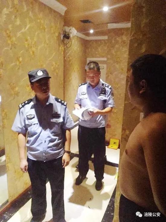 男子携带匕首和钢珠出门 迎面撞上警察 ▲敦仁派出所民警检查洗浴场所