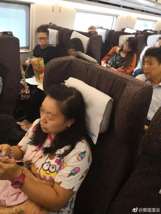 女子让孩子占高铁一等座 面对乘务员质问她这么说