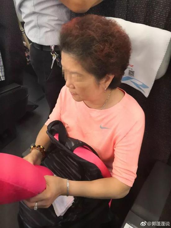 女子让孩子占高铁一等座 面对乘务员质问她这么说