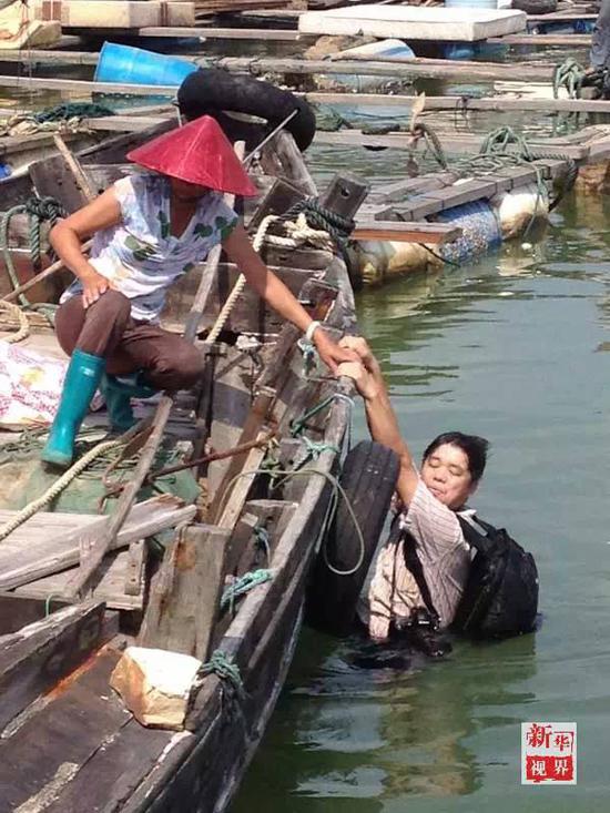 新华社记者陆波岸在拍摄渔民时不慎落水。
