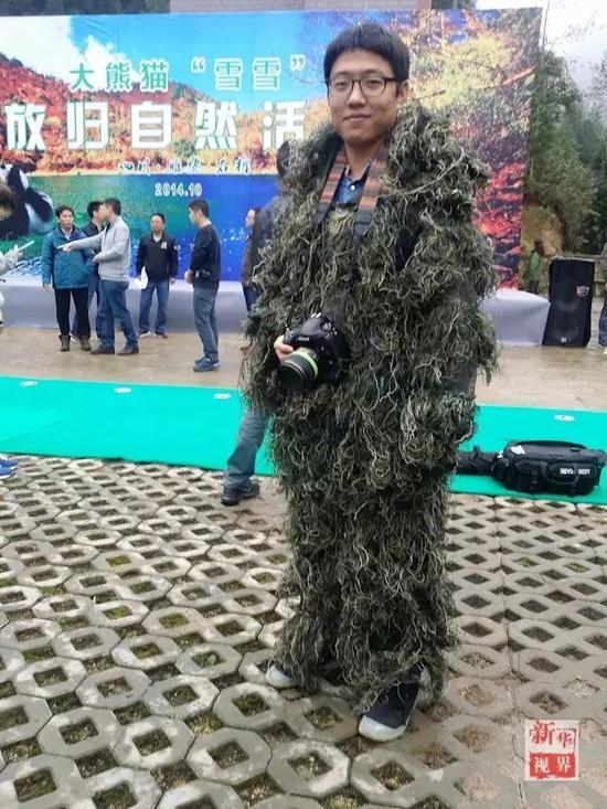  新华社记者薛玉斌穿着“伪装服”准备采访大熊猫野化放归。