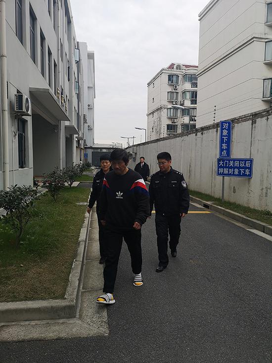 2018年12月14日，取保候审后，犯罪嫌疑人夏某某（左二）走出看守所。本文图片均为上海市虹口区人民检察院 提供
