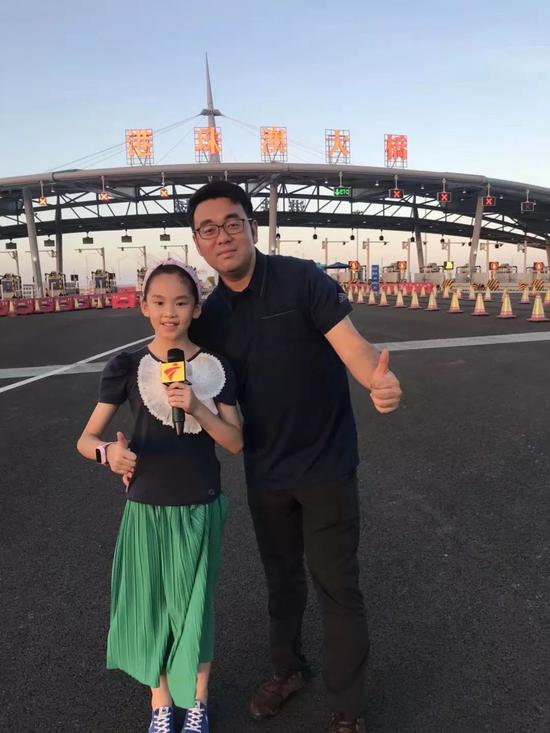 大桥通车前,朱定接受女儿的采访