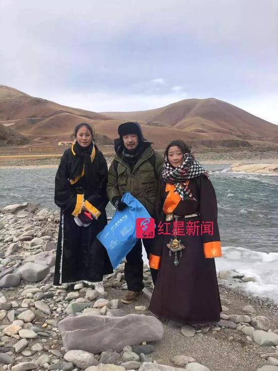  ▲黄海波和他资助的两个藏族女孩在一起 受访者供图