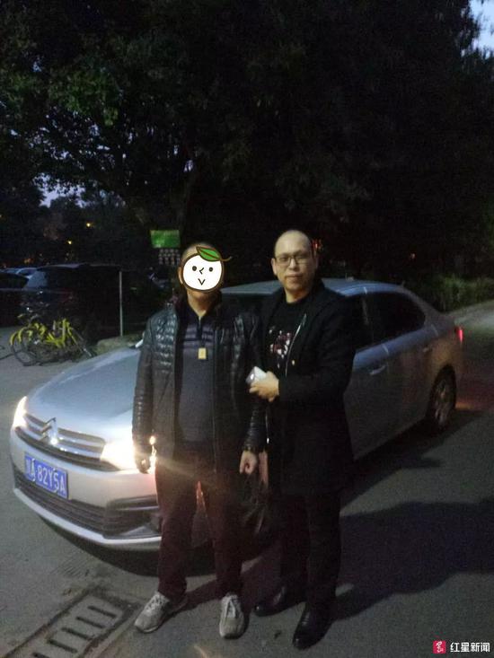 ▲乘客苑二刚(右)与钟师傅合照