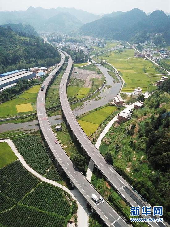 贵州省都匀市墨冲镇境内的兰海高速公路景观（2018年8月25日无人机拍摄）。新华社记者 杨文斌 摄
