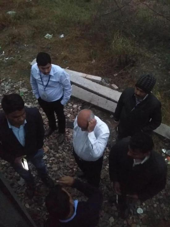 列车出现问题后印度铁路官员讨论事故原因