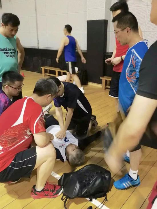 东单体育馆:东单体育馆组团救人后 协和医生有话说 协和大夫施救过程。受访者供图