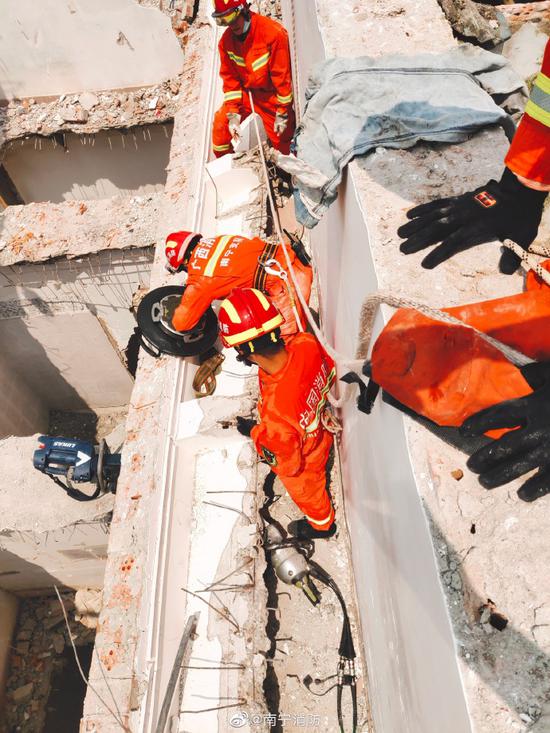 南宁强拆:南宁拆迁现场发生横梁坍塌:2人死亡1人重伤(图)