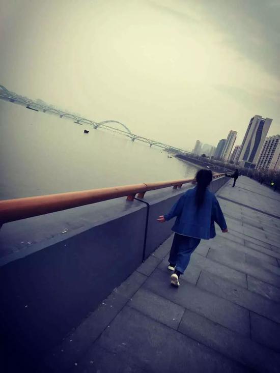 ▲出院那天，张女士带着尧尧在杭州玩