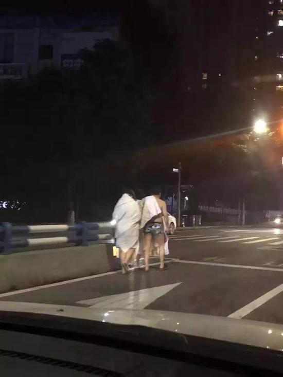 ▲地震发生后，有重庆市民裹着被子跑的大街上避险。受访者供图
