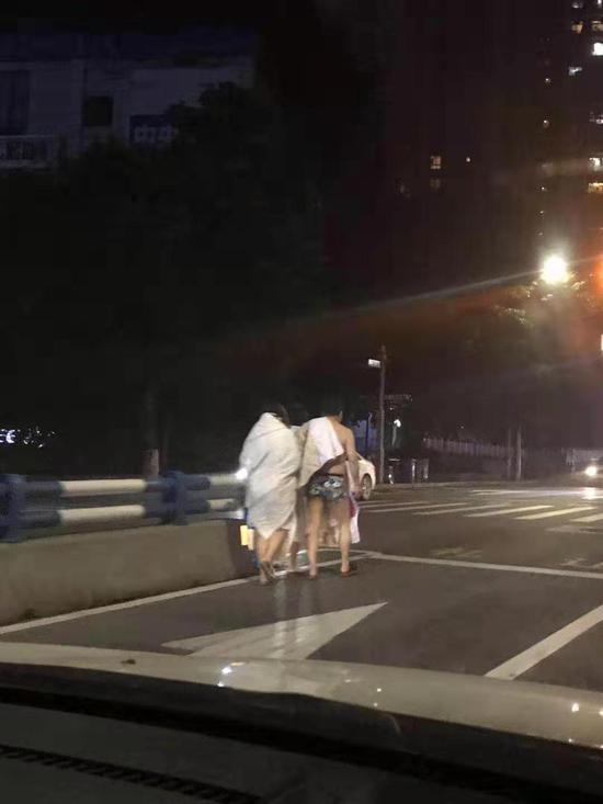 地震发生后，有重庆市民裹着被子跑的大街上避险。受访者供图