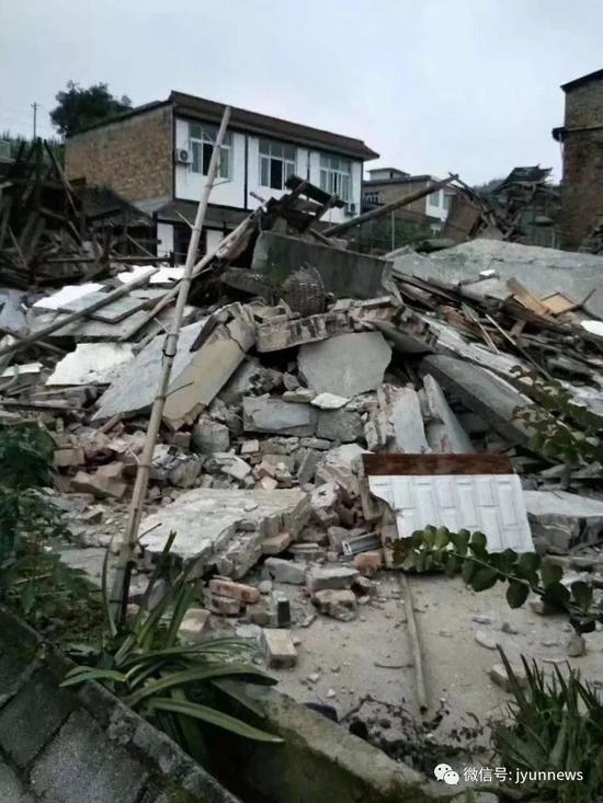  双河镇九龙村部分老旧房屋完全坍塌