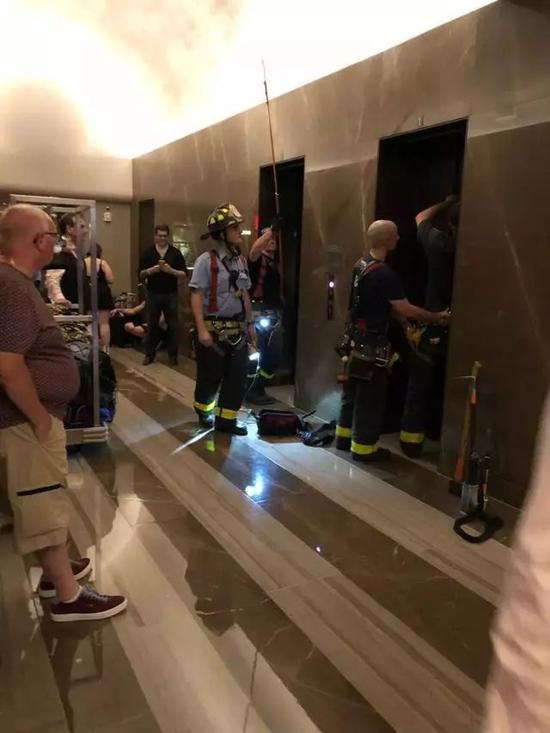  曼哈顿的尼克博克酒店，消防员正在努力帮助客人摆脱卡住的电梯（图片来源：CNN报道截图）