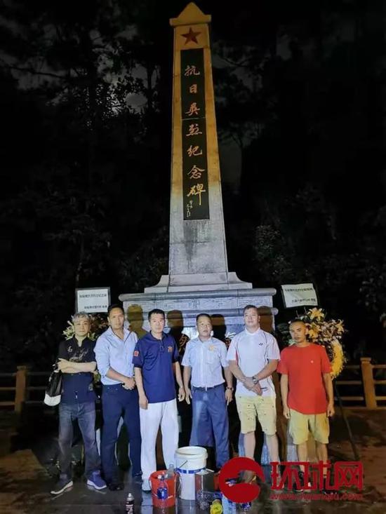 喜欢国人士在洁净铁汉祝贺碑后相符影留念