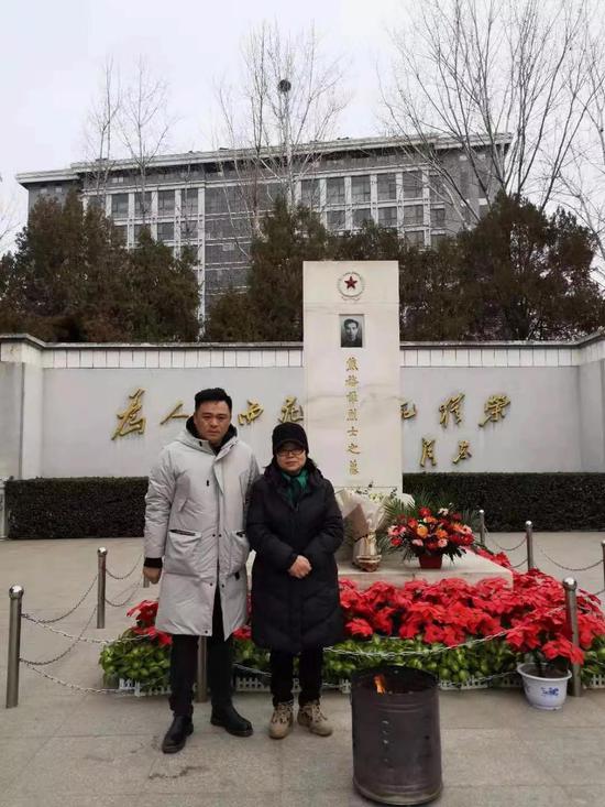 焦裕禄妻子:焦裕禄女儿披露父亲去世后的日子 焦守云和儿子余音在焦裕禄的墓碑前 焦守云提供
