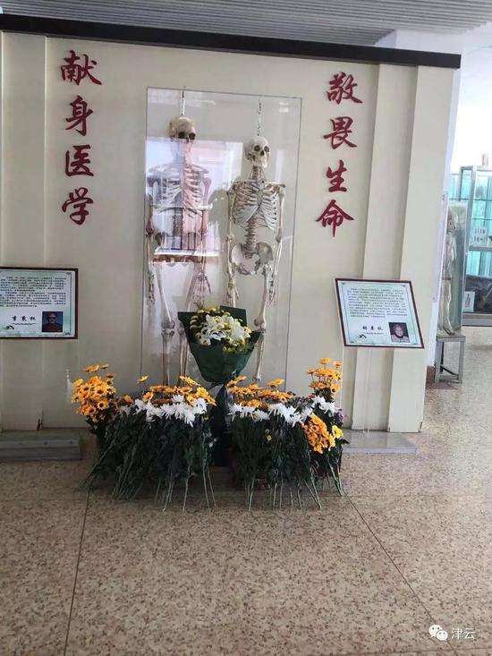 这两张合影背后的爱情故事 让人泪目(图) 夫妻两人的骨架被安放在昆明医科大学生命科学馆门前