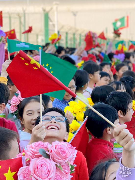  �����Ž��أ�Ц��Ѥ�ã��������ڴ�ϰ��ϯ�ĵ����������������������Ӽ�������һ���㣩