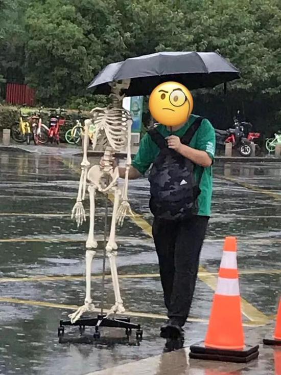 医学生考前拜华佗孙思邈 学生处无情回:别搞这