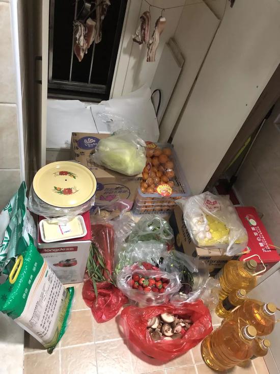 图为封城后武汉市民家中囤货一角