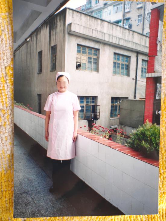 2004年，余华第一次穿上护士服。受访者供图