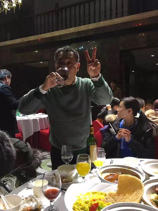  梅仲明在同学聚会上。受访者供图