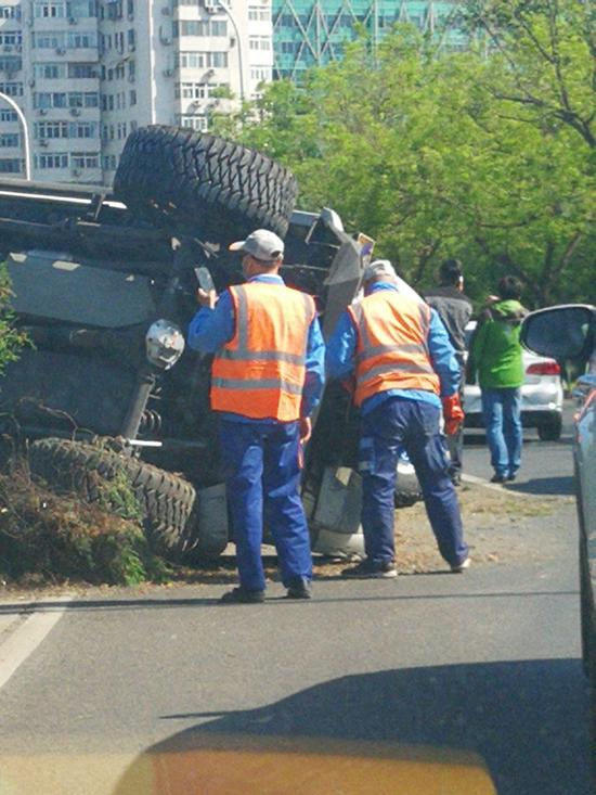 突发！北京左安门附近一SUV汽车开上绿化带翻车，造成交通拥堵