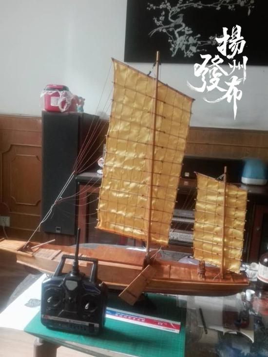 7旬老人痴迷船模62年 复制出瓜洲古渡古帆丝网船