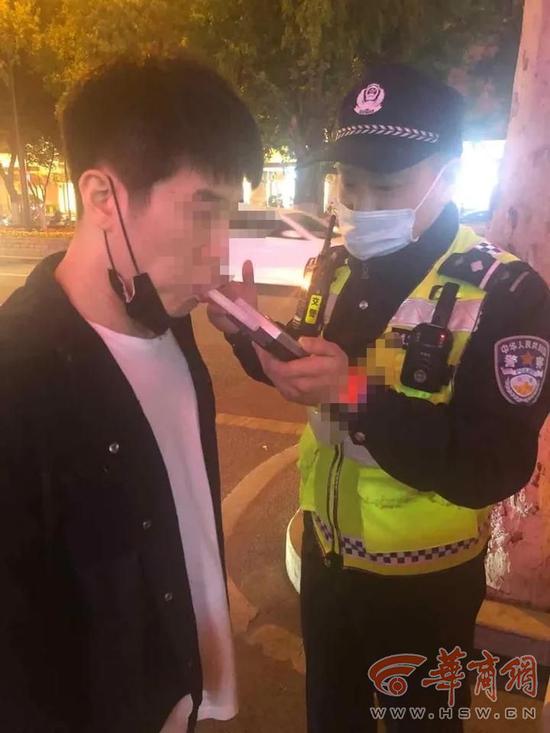华商报■西安一男子一年两次酒驾 在同一地点被同一交警查获