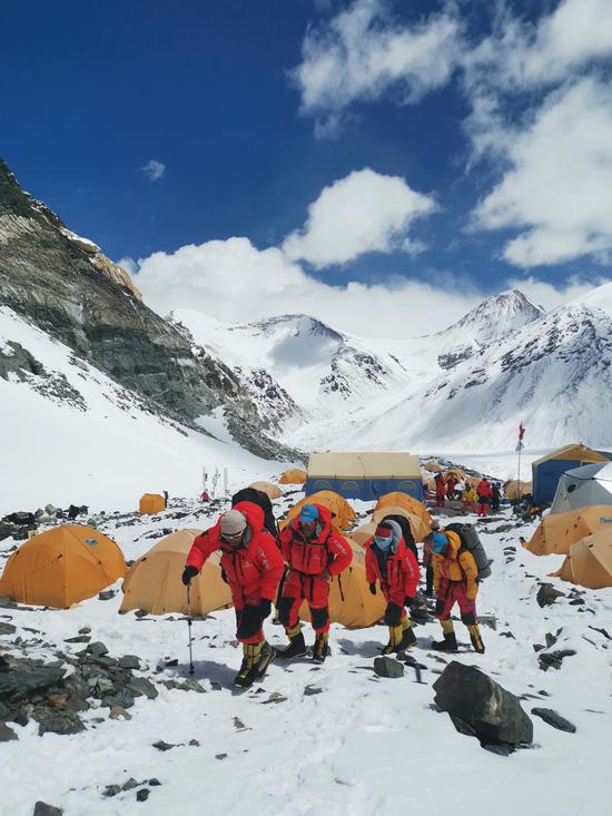 2020珠峰测量登山队队长次落与大本营通话。扎西次仁摄