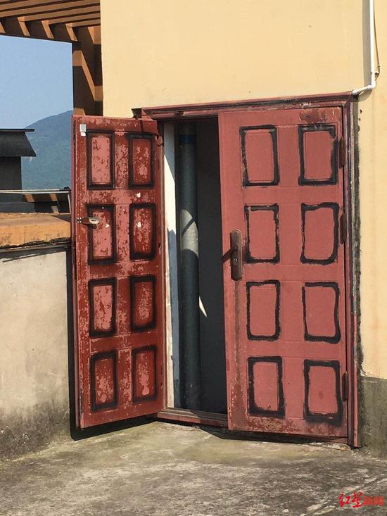 事发大楼天台门敞开