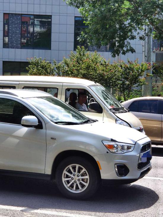 记者北京街头调查400余辆车35名司机未系安全带