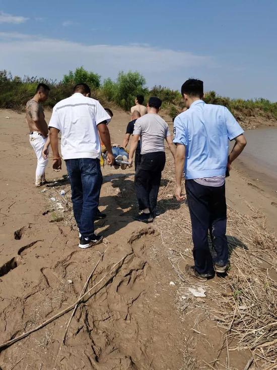 北京日报|女子桥上唱歌拍到有人跳河 民警追出13公里