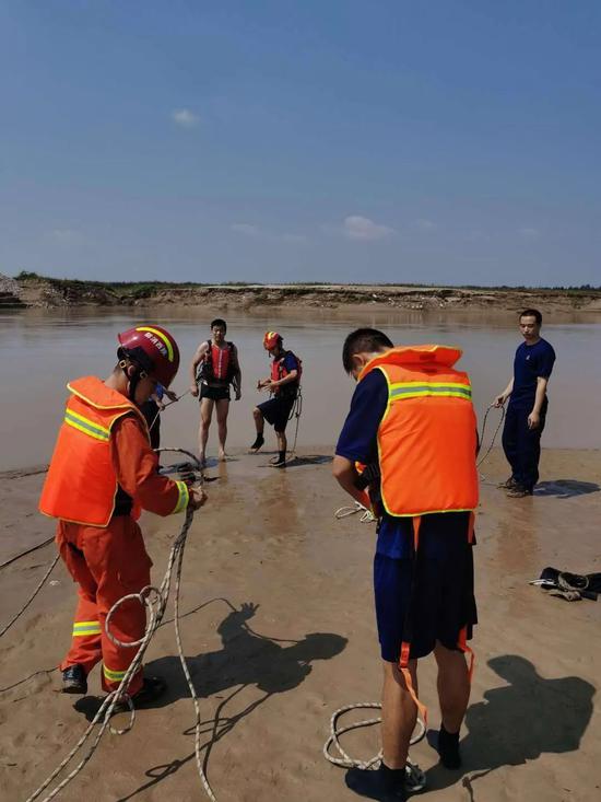 北京日报|女子桥上唱歌拍到有人跳河 民警追出13公里