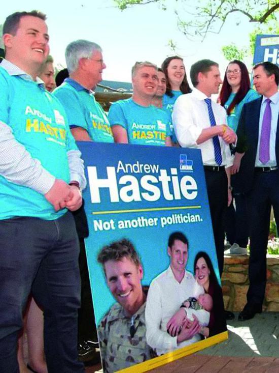  ·2015年，海斯蒂（右三）被选为自由党议员。