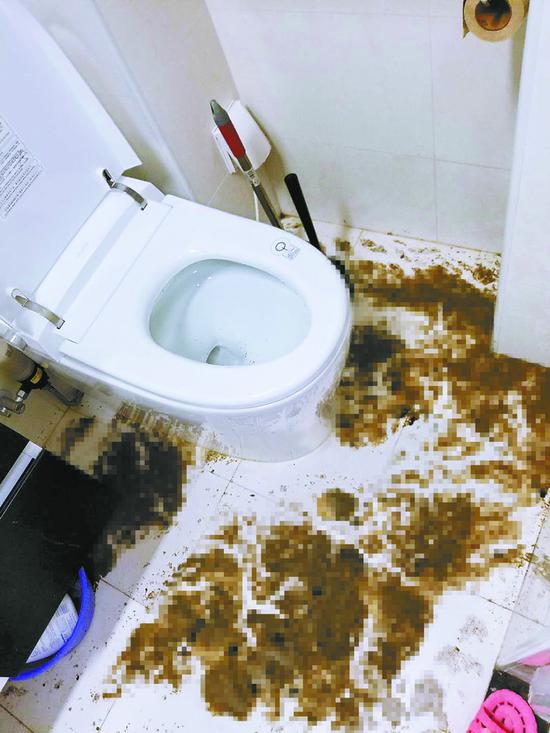 北京晚报|北京一小区住户污水倒灌家遭殃 物业：楼上住户应担责