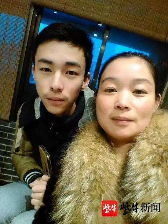 严涵和妈妈生前合影 家属提供