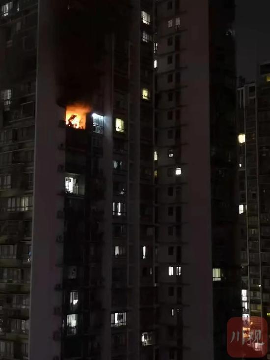 四川宜宾一小区发生火灾 1人死亡