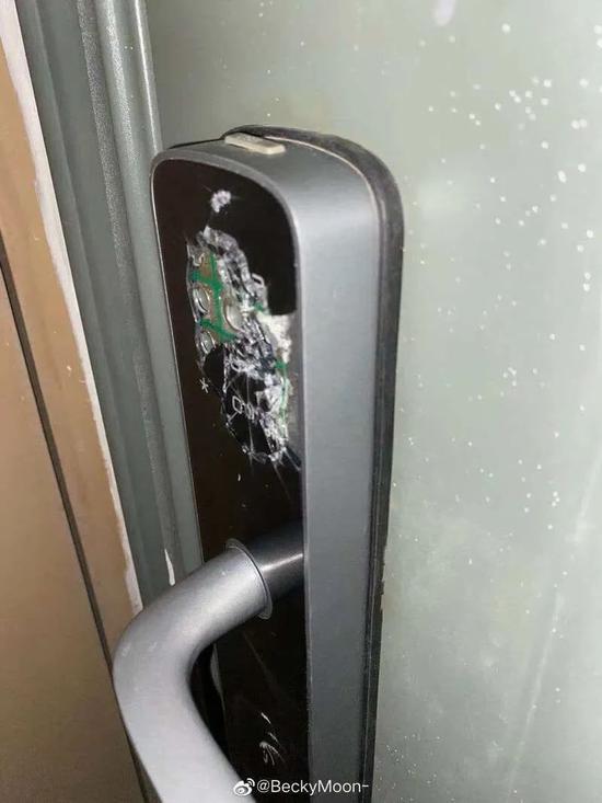  被砸坏的洗手台和密码锁。（图自网络）