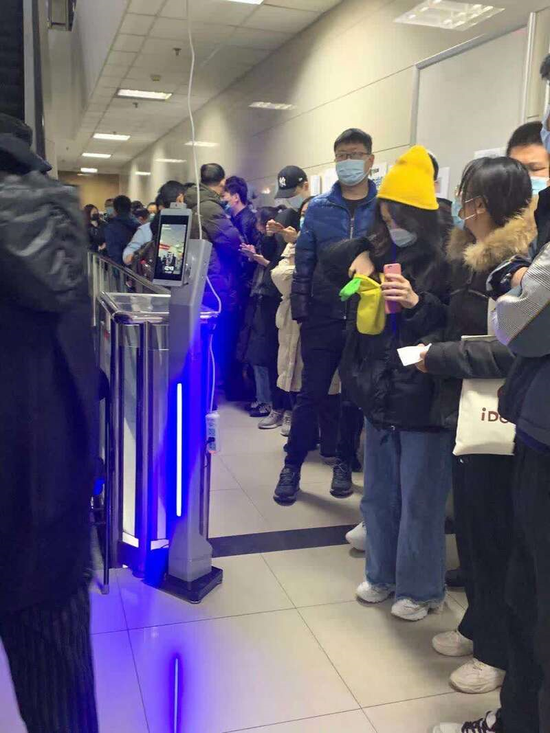 11月24日，北京蛋壳总部楼下，排队咨询的租户。中青报·中青网记者 马宇平/摄