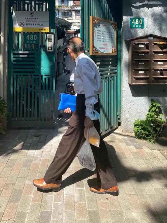 上海街头，秦霄和他的“老年时装俱乐部”