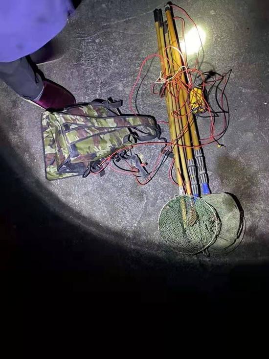 民警在周某家中的冰箱里查获各类冻鱼和鱼干10余斤,电鱼工具若干套.