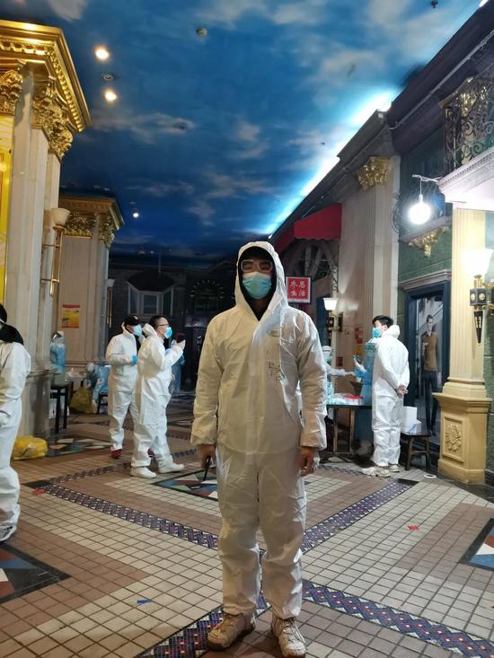 路帅航在小区做志愿者