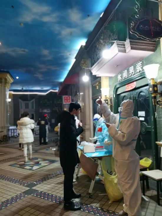 东方明珠小区核酸检测现场。东方明珠居民张艳君供图
