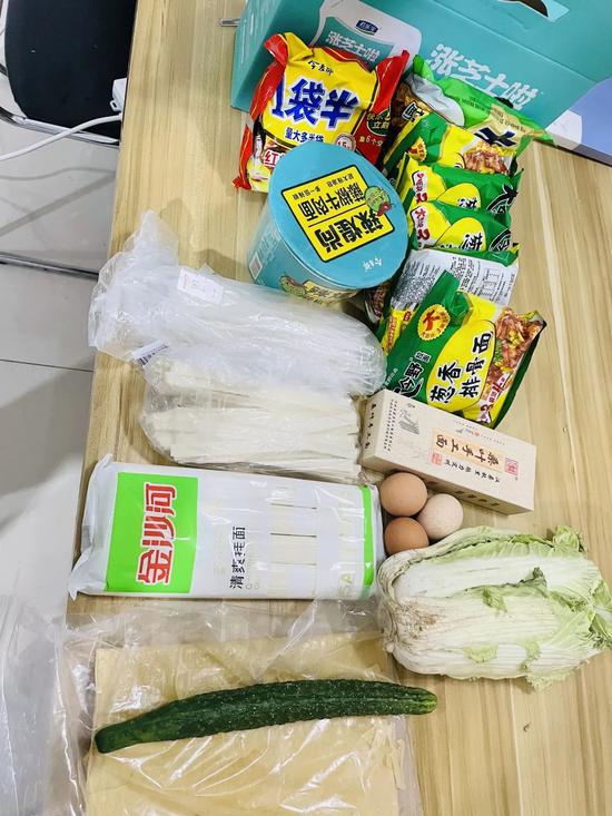 邻居们支援关亚军的食物(关亚军提供)
