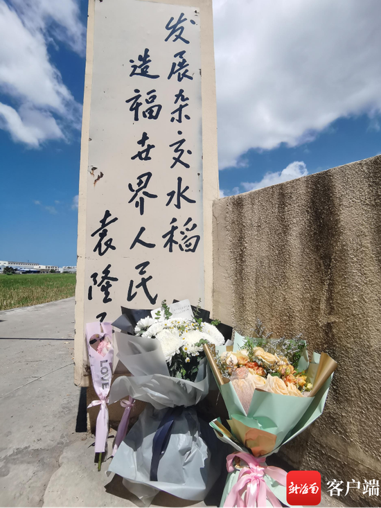 市民自发前来基地献花。记者 刘丽萍 摄